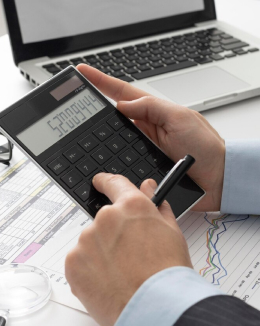 Rotina contábil sendo analisada em relatórios financeiros