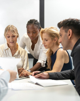Equipe em reunião sobre folha de pagamento e rotinas de RH